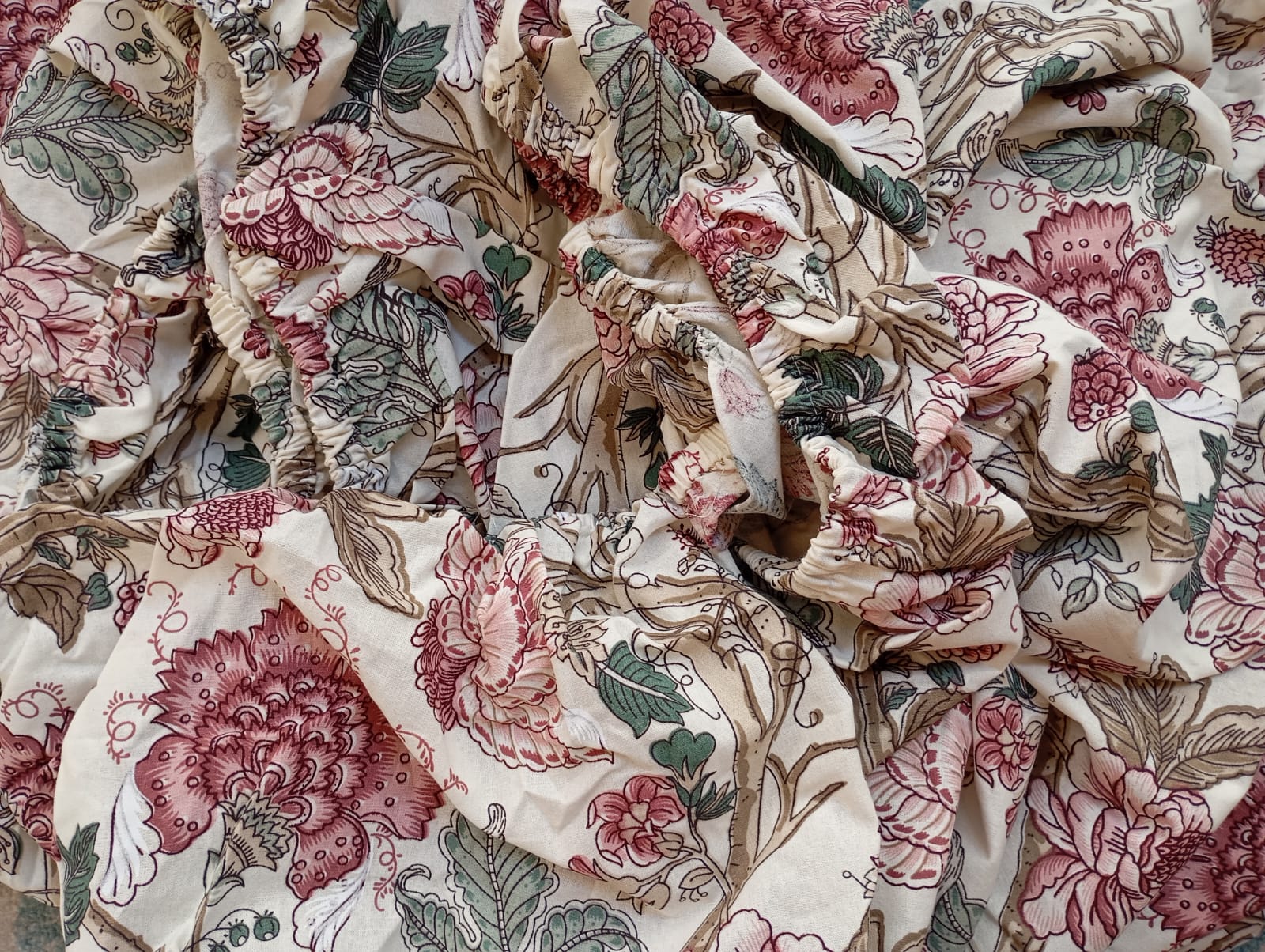 Blush Garden Floral – Fitted Sheet (210 x 200 + 30 cm) | 100% Cotton | All Around Elastic