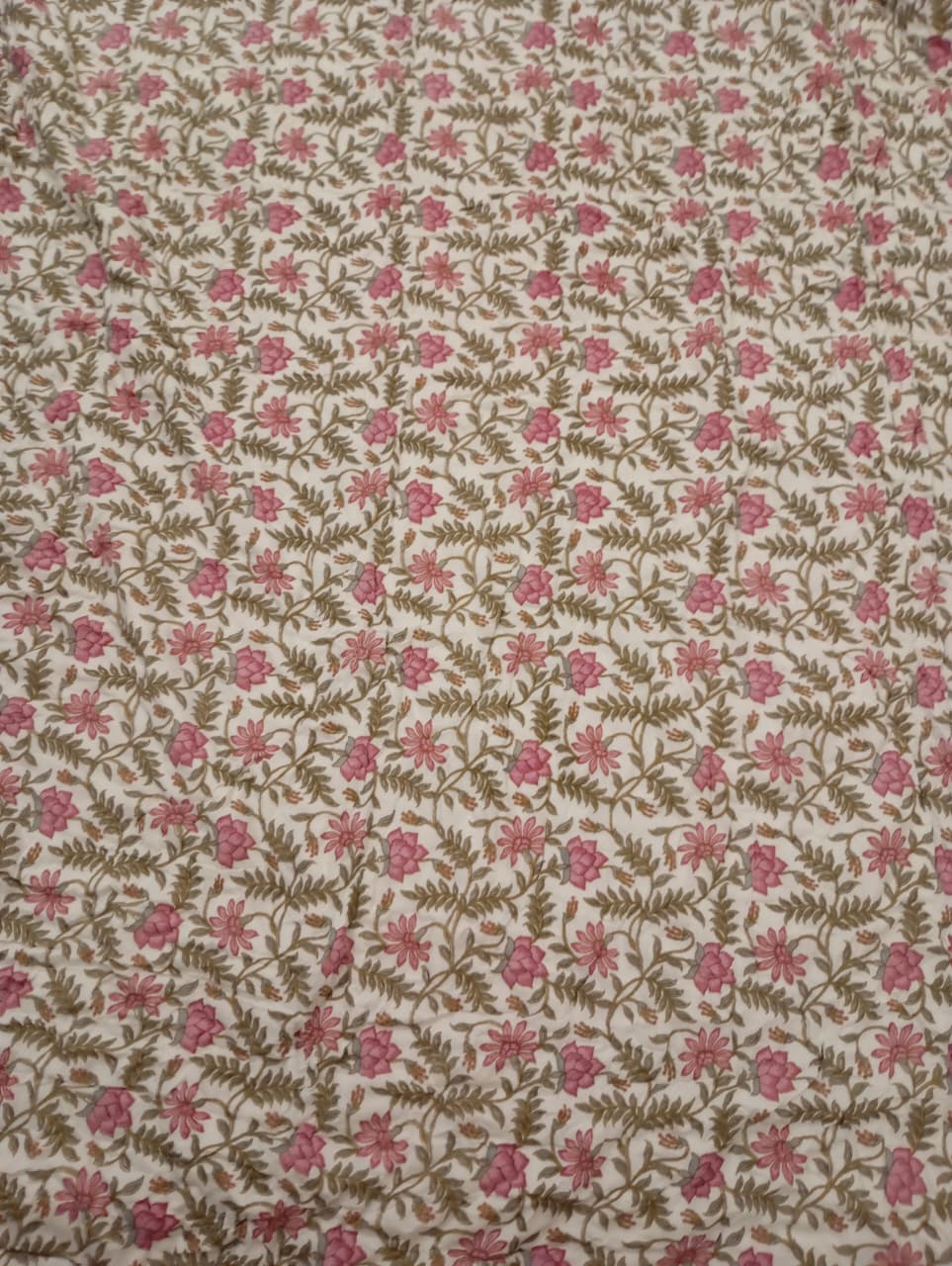 Rosé Meadow Hand-Tagai Muslin Cotton Razai – King Size (230 × 220 cm)
