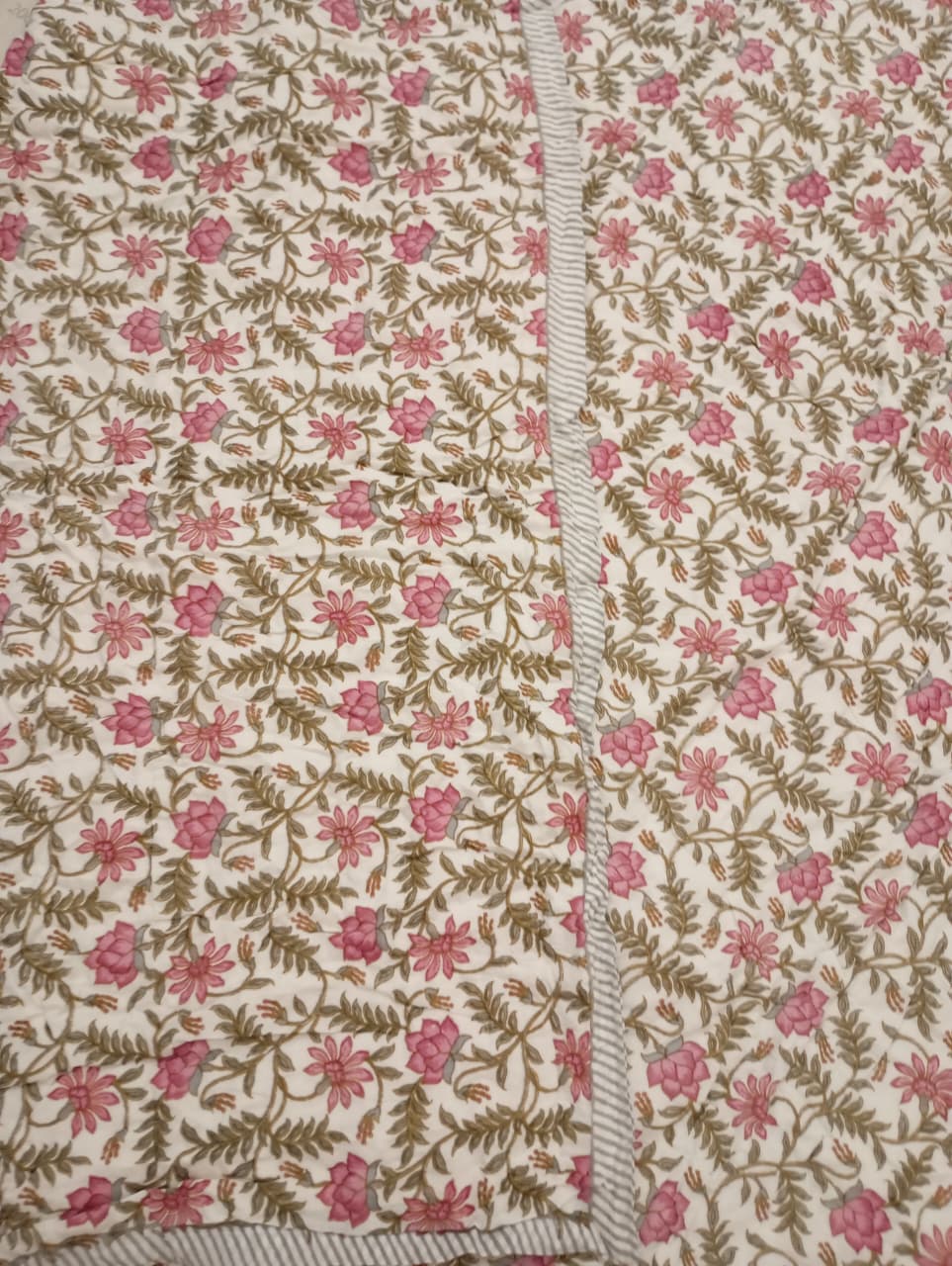 Rosé Meadow Hand-Tagai Muslin Cotton Razai – King Size (230 × 220 cm)